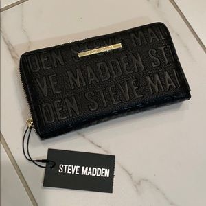 Steve Madden zip around wristlet